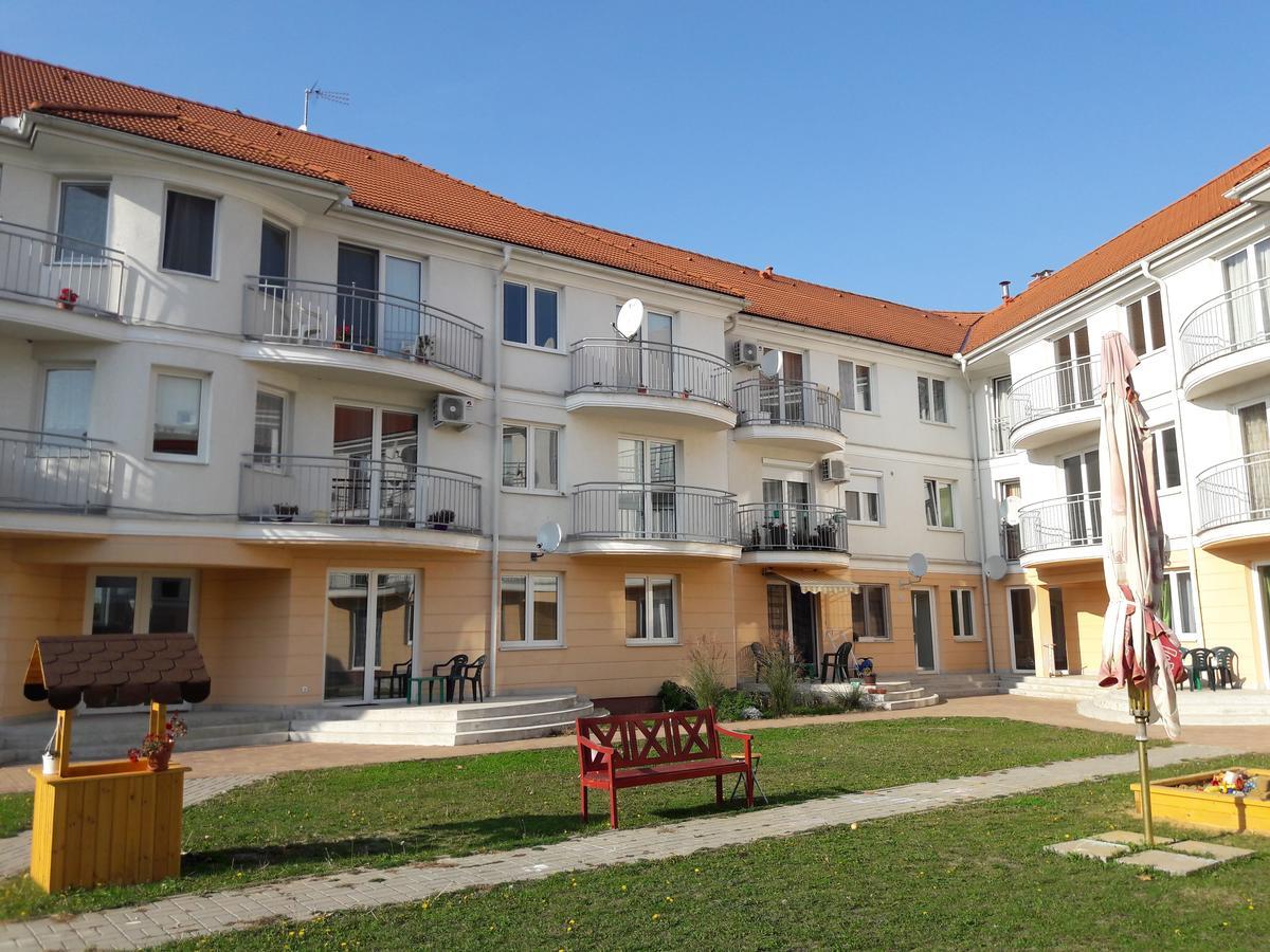Happy Apartman Hajduszoboszlo Bagian luar foto